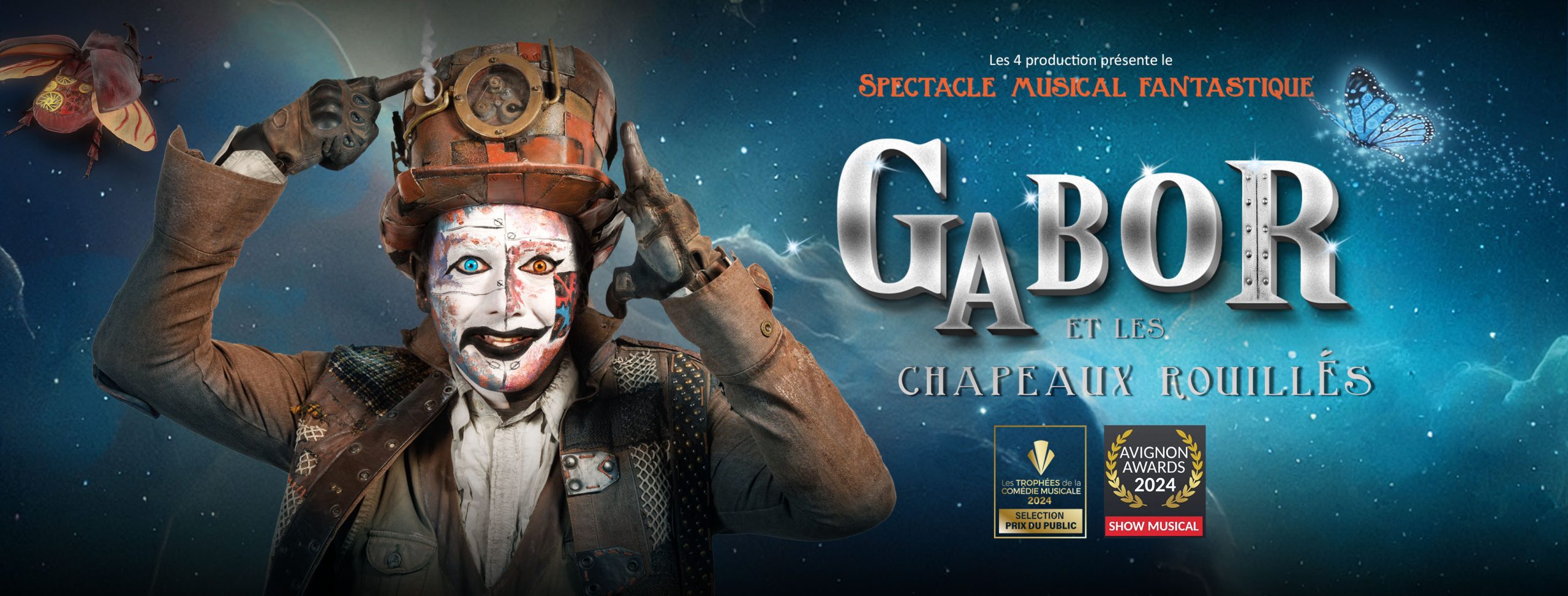 Bannière du spectacle musical fantastique Gabor et les chapeaux rouillés, mettant en scène Gabor dans son costume steampunk, entouré de papillons lumineux, d’engrenages dorés et de châteaux féeriques, sous un ciel étoilé aux nuances bleues et dorées.